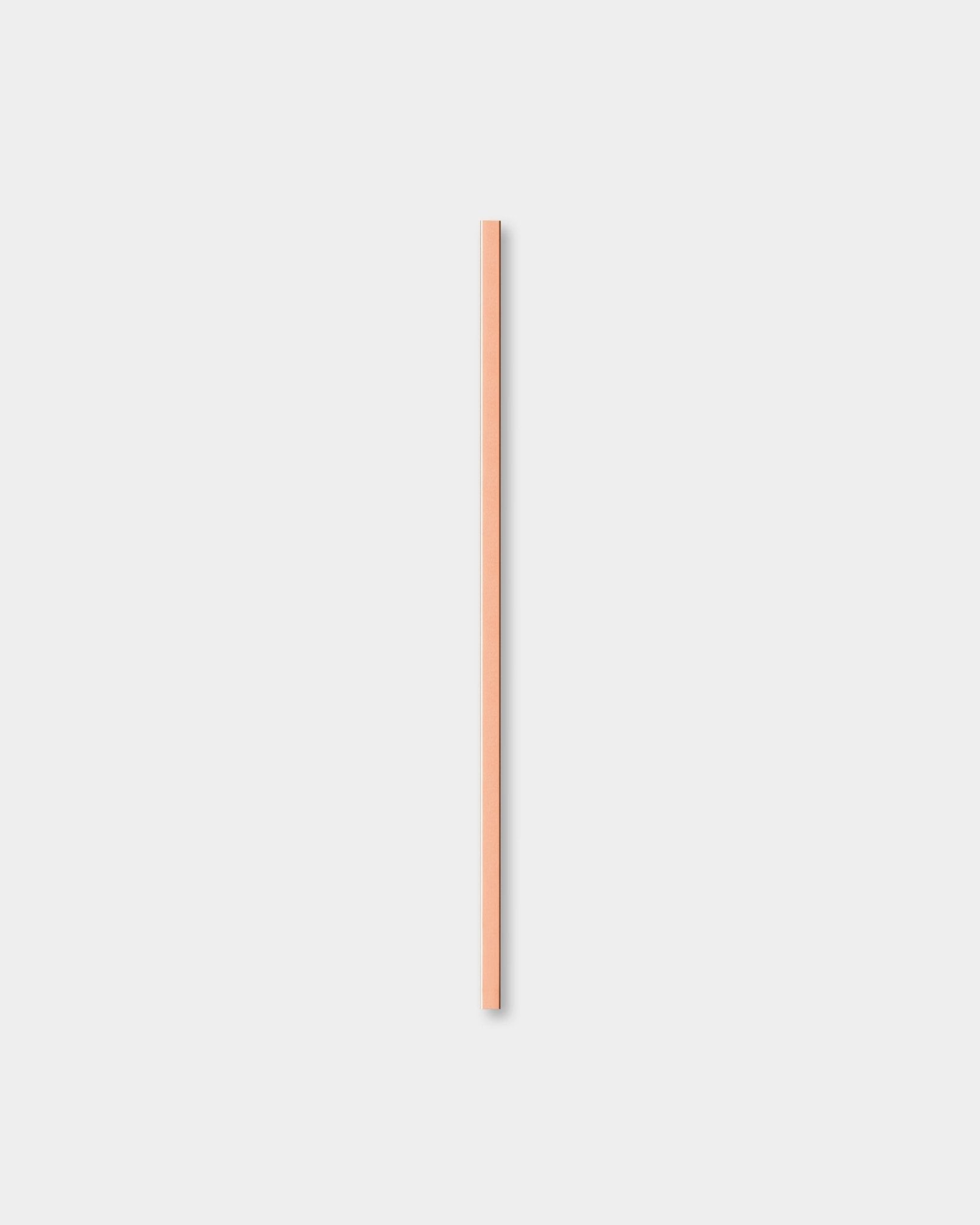 WoodUpp Liva Cover i Copper, 120 cm, et lyst brown tilbehør i tre, utviklet for bruk med Nordic Akupanel akustiske trepaneler som en minimalistisk detalj.